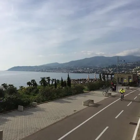 Casa Noemi, A Pochi Passi Dalle Spiagge E Dal Centro Di Arma Di Taggia. Dom wakacyjny *