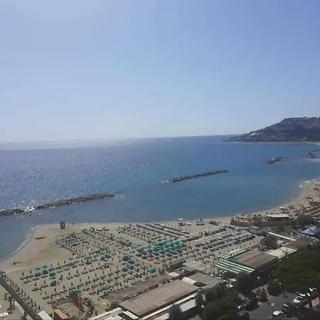 Casa Noemi, A Pochi Passi Dalle Spiagge E Dal Centro Di Arma Di Taggia. Dom wakacyjny Arma di Taggia