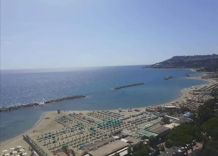 Casa Noemi, A Pochi Passi Dalle Spiagge E Dal Centro Di Arma Di Taggia. Feriehus Arma di Taggia